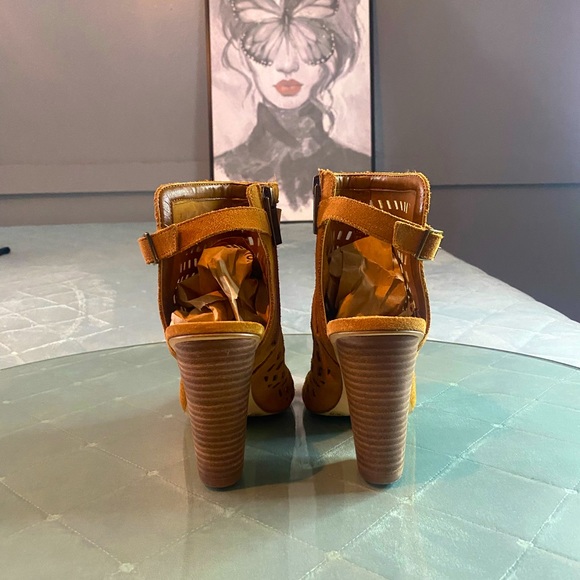 BCBG open toe booties - Picture 3 of 5